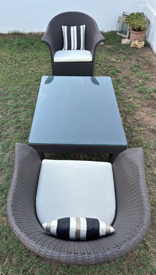 Mesa y sillones de ratán marrón