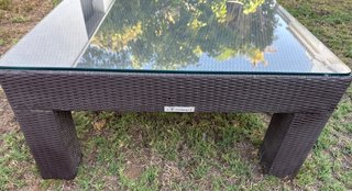 Mesa y sillones de ratán marrón