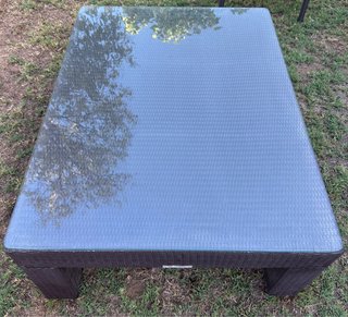 Mesa y sillones de ratán marrón