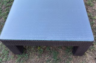 Mesa y sillones de ratán marrón
