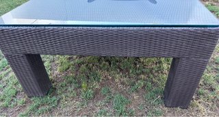 Mesa y sillones de ratán marrón