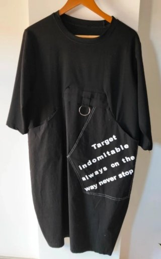 Vestido negro con bolsillo y texto