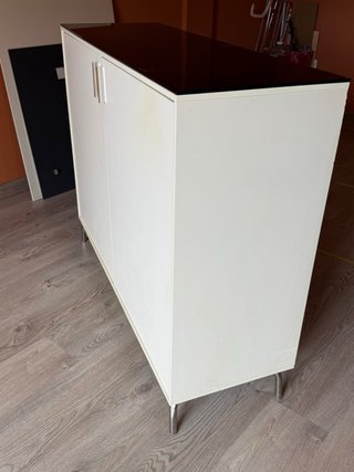 Cómoda blanca con tapa negra