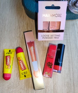 Lote Maquillaje Carmex, Revolution, Max&More