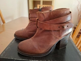 Botines de piel marrones con hebilla