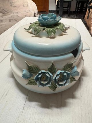 Sopera de porcelana con flores azules