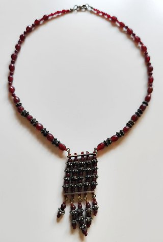 Collar-colgante vintage de cuentas vidrio granate