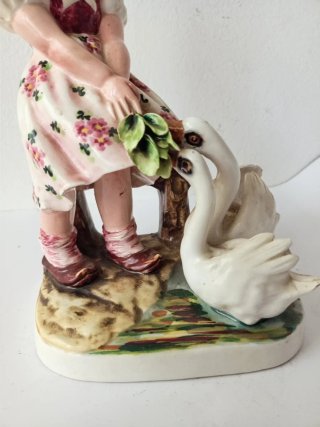 Scultura antica bambina con cigni firmata Mollica
