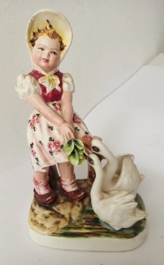 Scultura antica bambina con cigni firmata Mollica