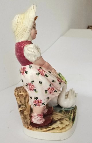 Scultura antica bambina con cigni firmata Mollica