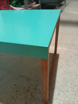 Mesa baja Habitat turquesa y madera