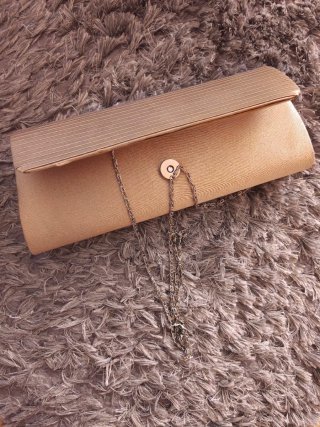 Bolso de fiesta dorado para invitada