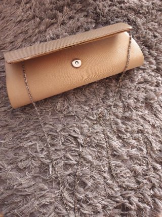 Bolso de fiesta dorado para invitada