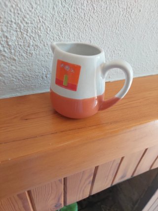 Tetera cerámica naranja y blanca