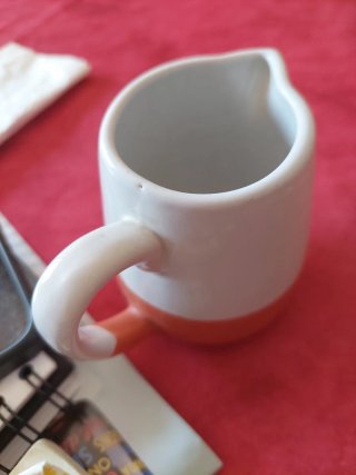 Tetera cerámica naranja y blanca