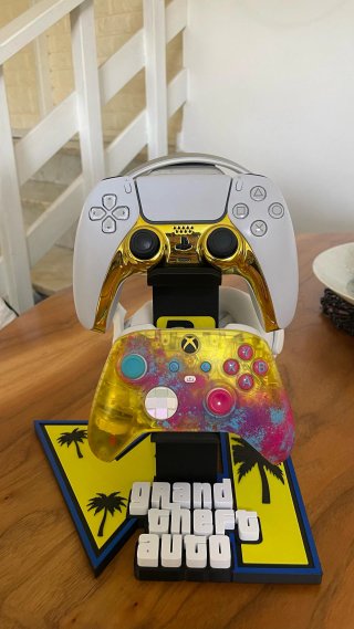 Soporte multi-mando y cascos GTA VI personalizable