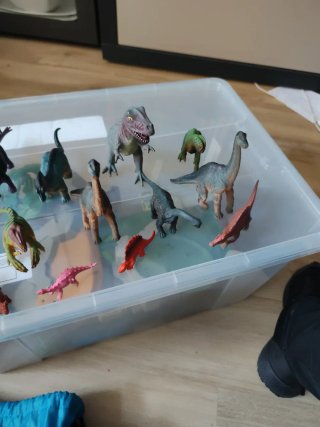 Lote de dinosaurios de juguete. Son una docena.