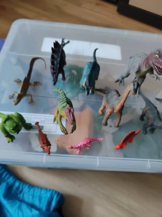Lote de dinosaurios de juguete. Son una docena.