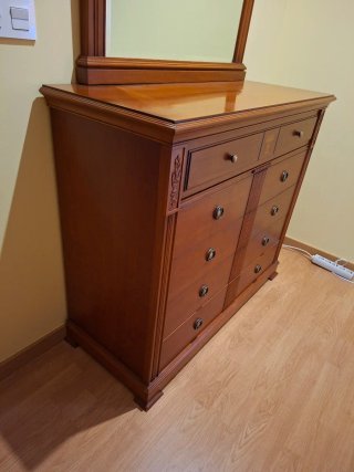 Cómoda de madera con espejo
