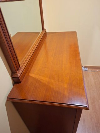 Cómoda de madera con espejo