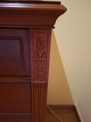 Cómoda de madera con espejo