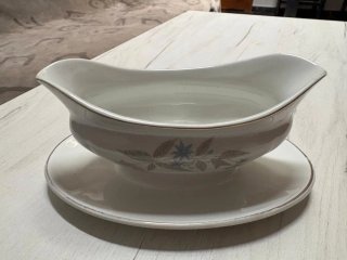 Sopera de porcelana con plato