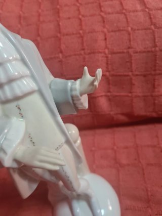 Figura de porcelana hombre clásico