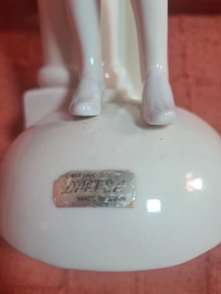 Figura de porcelana hombre clásico