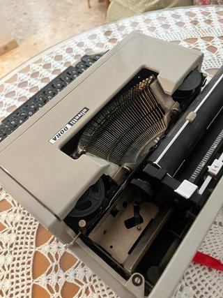Máquina de escribir Olivetti DORA