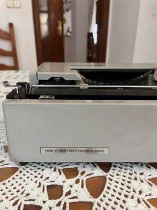 Máquina de escribir Olivetti DORA
