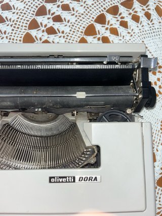 Máquina de escribir Olivetti DORA