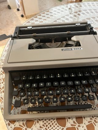 Máquina de escribir Olivetti DORA