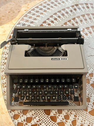 Máquina de escribir Olivetti DORA