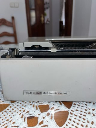 Máquina de escribir Olivetti DORA