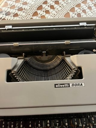 Máquina de escribir Olivetti DORA