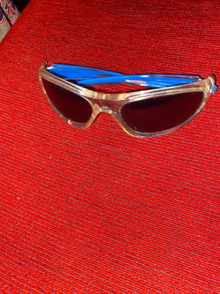 Gafas de sol transparentes y azules
