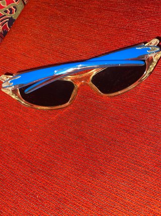 Gafas de sol transparentes y azules