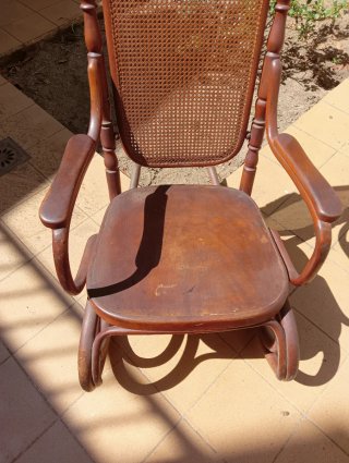 Vecchia sedia a dondolo vintage in legno curvato Thonet