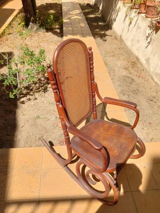 Vecchia sedia a dondolo vintage in legno curvato Thonet