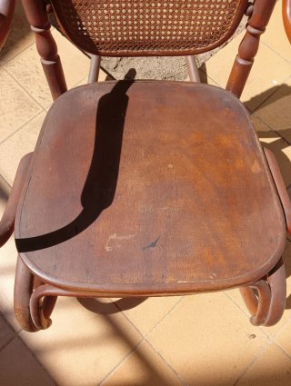 Vecchia sedia a dondolo vintage in legno curvato Thonet