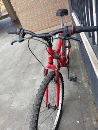 Bicicleta de montaña roja