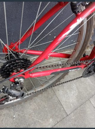 Bicicleta de montaña roja