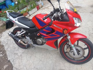Honda CBR 125R Roja y Plata