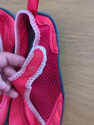 Zapatos acuáticos rojos