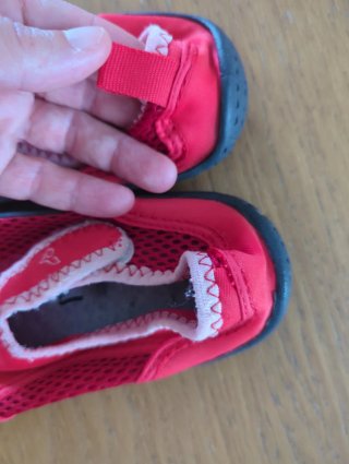 Zapatos acuáticos rojos