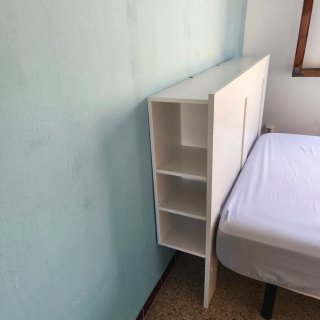 Cabecero blanco con estanterías