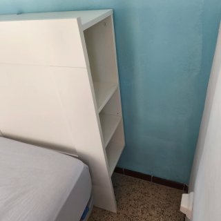 Cabecero blanco con estanterías