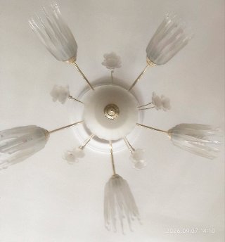 Lámpara de salón dorada y blanca