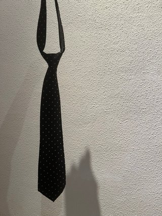 Corbata negra con detalles cuadrados rosas y grise