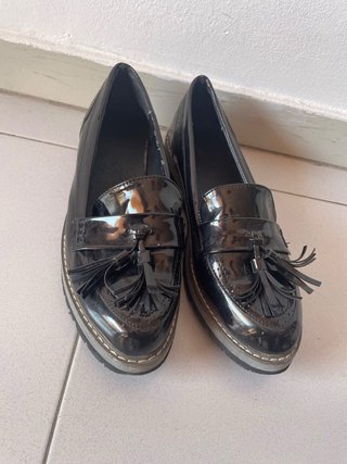 Zapatos negros de charol con flecos